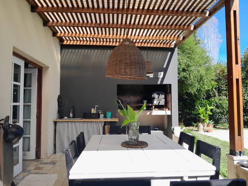 Casa 4 Ambientes En Venta Barrio San Alfonso, Pilar Del Este