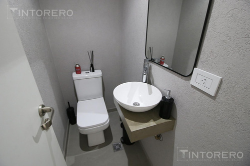 Departamento En Venta De 4 Ambientes Con Balcón Aterrazado Y 3 Cocheras Cubiertas En Morón.