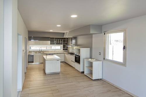Venta De Casa 4 Dormitorios En Palos Verdes