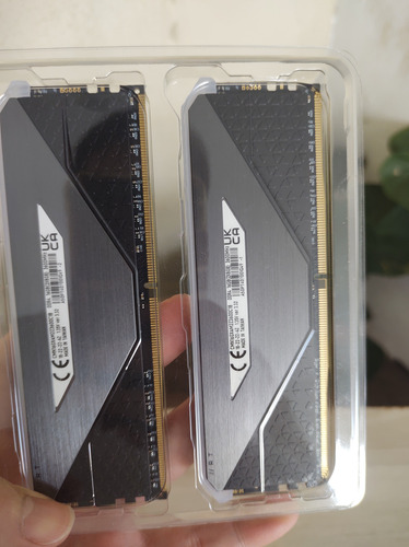 Memória Ram Corsair Rgb. 8gb Cada (2 Pentes) 3600mhz (Usado)