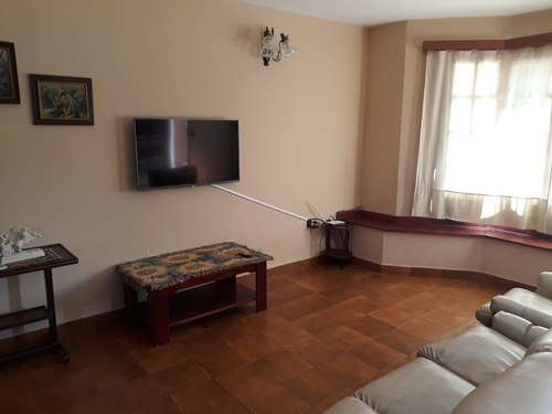 Imagen 4 de 14 de Chalet Amplio En Barrio Norte
