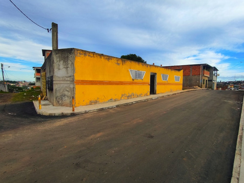Casa Com 3 Quartos E 2 Banheiros - 100 M2 + 240m2 De Terreno