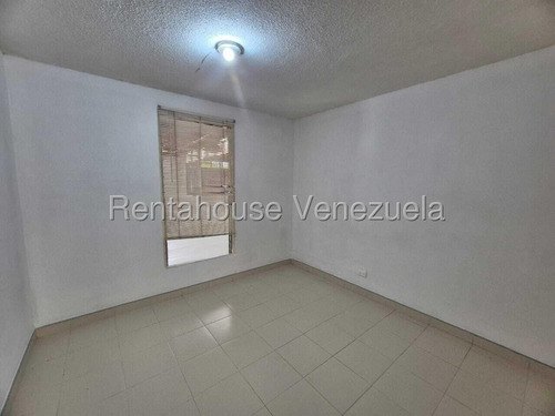 **/**maría E. Vende Amplio Y Cómodo Y Excelente Oportunidad Ya Que Combina La Comodidad De Una Casa Con La Seguridad De Un Apartamento En Pb, Apartamento En Rio Lama, Lara#25-22979