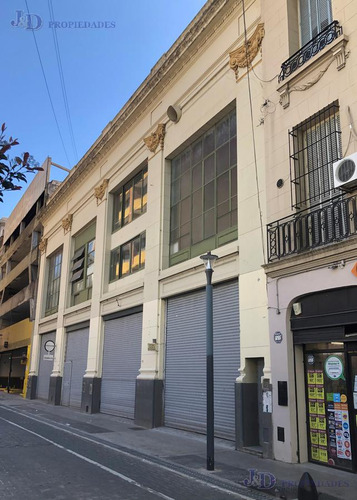 Imponente Edificio En Block En Monserrat