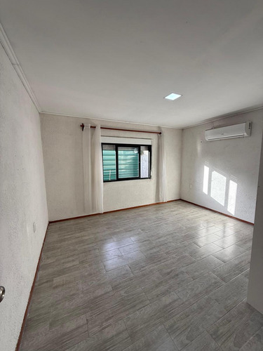 Oportunidad Alquiler De Casa 2 Dormitorios Con Cochera En Flores, Trinidad. 300m2