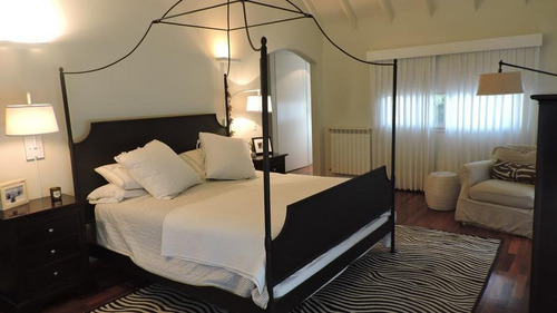 Imagen 9 de 30 de Casa En Venta De Estilo Clásico Con Amplios Ambientes En Abril Club De Campo