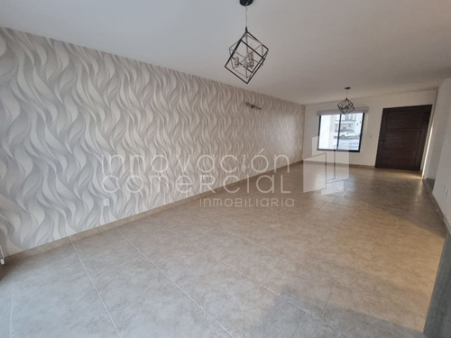 Casa En Venta De 4 Recámaras, En El Refugio, Torre De Piedra