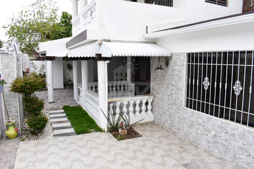 Casa De 2 Niveles En Venta, Ubicada En El Paraíso, Santiago (hfc-234)