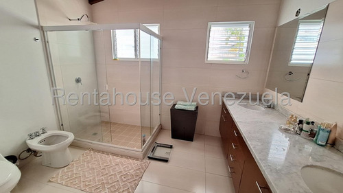 Hermosa Casa, Con Excelente Distribución Y Amplios Espacios Listos Para El Disfrute De La Familia. Fácil Mantenimiento Y Con Excelente Ubicación En Una De Las Mejores Urbanizaciones De Valencia