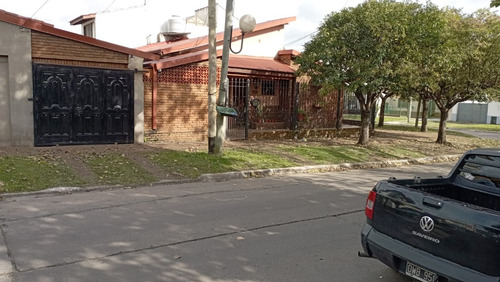 Chalet En Venta Con Departamento Apto Credito. Quilmes