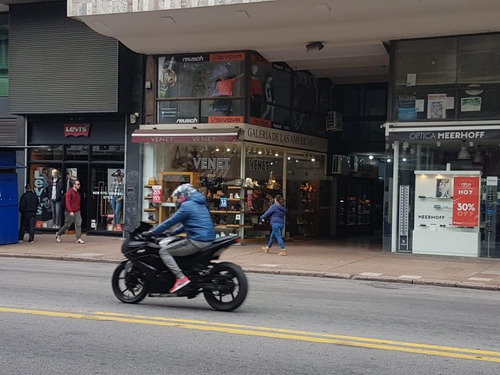 Local Comercial En 18 De Julio Y Yi, Mejor Cuadra Del Centro.