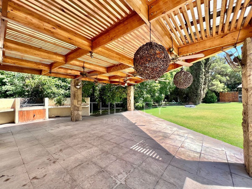 Amplia Casa En Venta De 6 Dormitorios - Chicureo Poniente