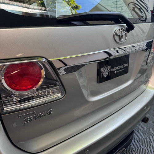 Toyota Hilux Sw4 2.7 Srv Cuero Vvti 4x2 4at 5 Asientos
