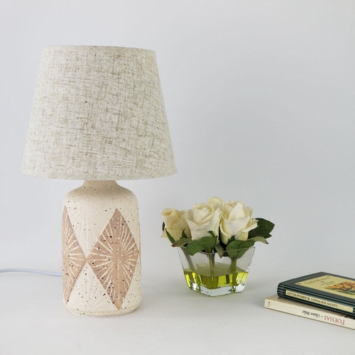 Abajur De Quarto Luminária De Mesa Cor Areia E Cúpula Palha