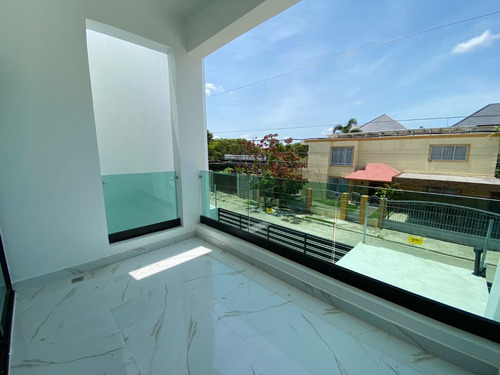 Moderna Casa Con Habitación En Planta Baja Y 2 Cocinas Con Línea Blanca Incluida De Venta En Villa María!