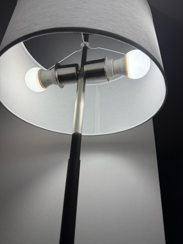 Lámpara De Pie 2 Luces Esquinero Living Moderna Con Pantalla Blanco-marfil Platil Con Ecocuero