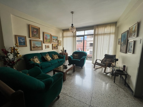Se Vende Casa 373m2. 6h/3b/6p. Guatire.