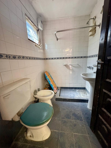 Casa En Venta De 5 Ambientes Con Piscina En Berazategui. Financia O Permuta