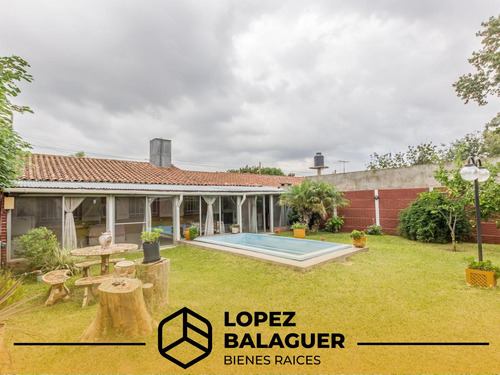 Casa En Ciudad Evita - 2 Dormitorios Mas Escritorio - Apto Credito - Quincho Y Pileta