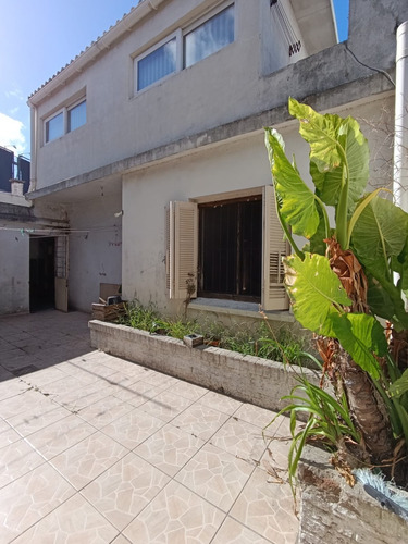 Casa Sobre Av. Rivera Con Terreno De 229 M², Entrada Para 4 Autos, 3 Dormitorios, Jardín, Garaje Con Baño Y Terraza Potencial De Desarrollo