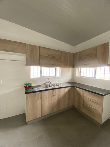 Vendo Casa Amplia Y Luminosa 3 Dormitorios, 3 Baños, Amplio Terreno Con Piscina. Medanos De Solymar A 3 Cuadras De La Playa