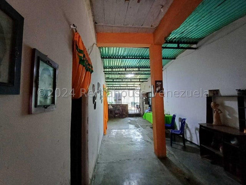 Raiza Suarez Vende Terreno Comercial Al Oeste De Barquisimeto,- 2 4 2 4 3 5 5-. Amplio Terreno Con Mucho Potencial, Casa Rural Para Remodelar Al Gusto, Se Encuentra En Plena Esquina Aprovecha!!!