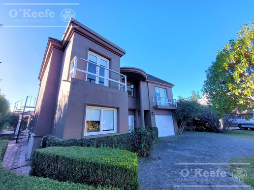 Imagen 2 de 30 de Casa En Venta De Cinco Ambientes Con Quincho Y Vista Al Fondo A Golf En Abril Club De Campo