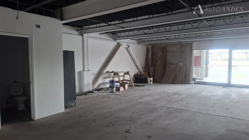 Arriendo Local Comercial / 90 Mt2 / 2 Baños / Strip Center