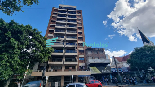 Excelente Piso Con 4 Dormitorios En Pleno Centro De Monte Grande Con Vista Abierta A La Plaza