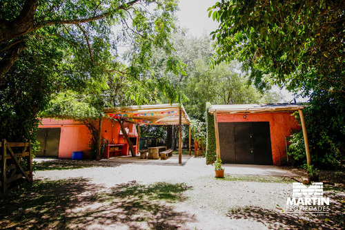 Chacra En Capilla Del Señor. Casa De Campo Y Casa De Huéspedes. Lote 17.745 M2. Pileta Y Bosquecito.