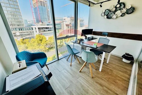 Of Vitacura: Moderna Frente A Marriott