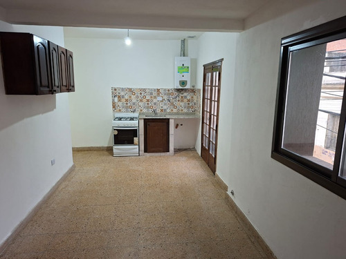 Alquilo Casa Céntrica A Mts De Plaza Colón,con Patio