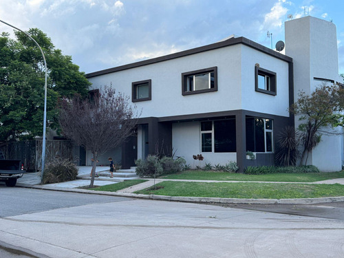 Casa En Venta Barrio Jardin Claret - 3 Dormitorios