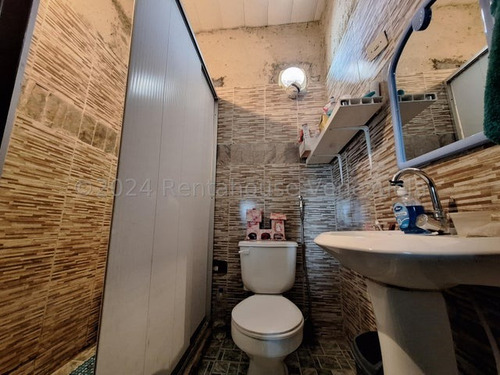Amplia Casa Con Luz Trifásica Independiente En Cada Nivel En Venta En Barrios Lourdes Cerca De La Av Bermudez Y Cedro Db 24-23164