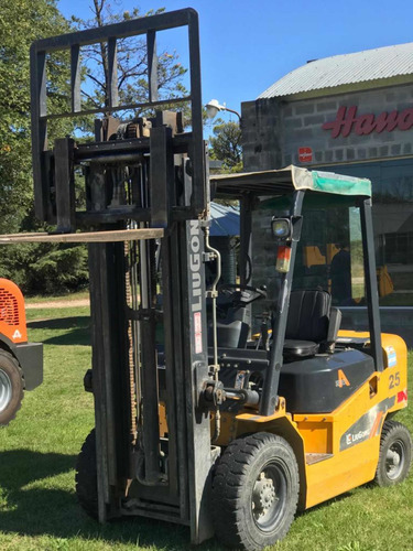 Imagen 9 de 10 de Autoelevador Liugong 2.5 Tn Diesel Torre Triple 5 Mt 2016