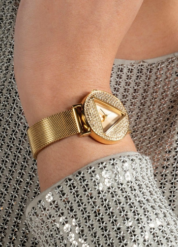 Relógio Guess Feminino Original GW0671L2 Dourado – Pulseira Mesh Ajustável – Mostrador Champagne com Corte Triangular e Detalhes em Glitter – Design Moderno, Elegante e Sofisticado