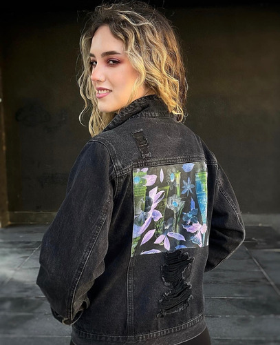 Chaqueta Mujer Denim Negra Con Estampado Original En Espalda