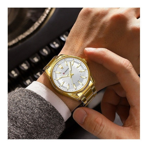 Relógio de pulso Curren 8424 com corria de aço inoxidável cor dourado - fondo branco