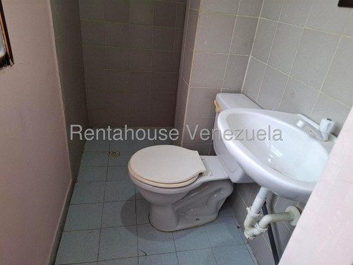 Local En Venta Con Fines Comercial Y Residencial De Dos Plantas, Ubicado En Una Zona Estrategica De Alto Trafico Peatonal Y Vehicular. Barquisimeto + Profesional Inmobiliario Mehilyn Perez +