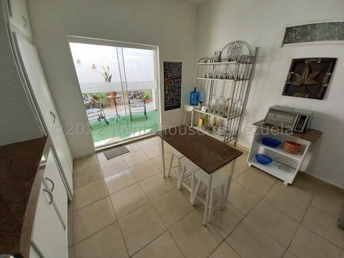 Edgar Centeno, Profesional Inmobiliario Vende Townhouse En Urbanizacion Monte Carmelo San Diego #22-15843