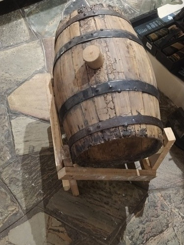 Imagen 1 de 5 de Barril De Roble Francés Con Base De Madera Y Tapón Adorno