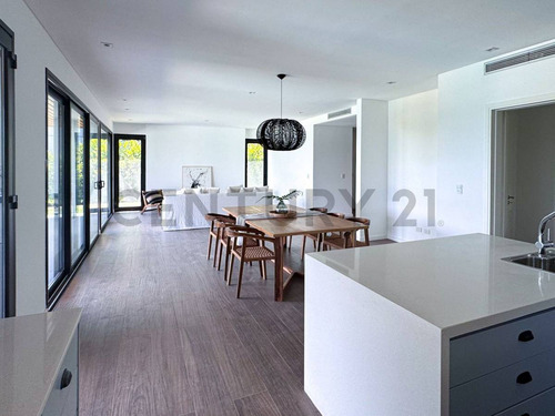 Casa Al Agua En Virazón Nordelta Con 4 Suites Y Tercera Planta.