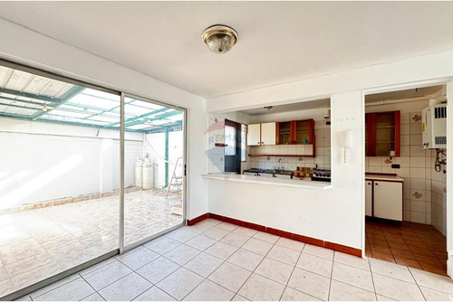 5 Dormitorios 3 Pisos Más Subterráneo Condominio