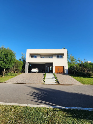 Casa En Venta Con Fondo A La Laguna En Canning