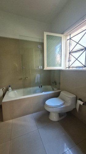 Venta De Hermosa Casa En Sector Residencial. Providencia.