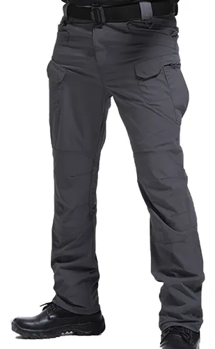 Hombres con pantalones grises sale