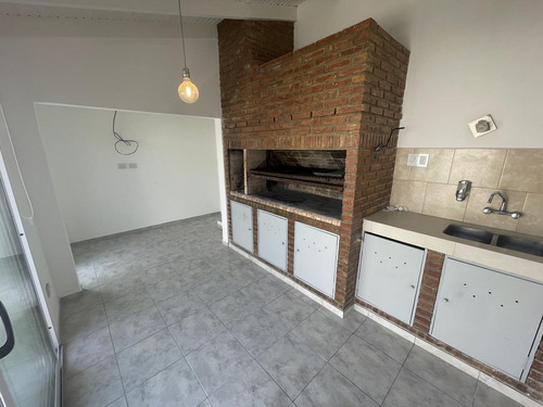 Casa En Venta - 2 Dormitorios 2 Baños - 206mts2 - Tolosa