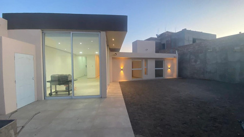 Casa En Venta En Barrio Privado Las Cortaderas 3