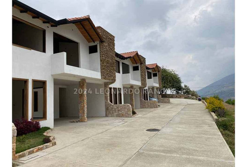 Se Vende Townhouse De 238 M² En Timotes, Mérida.