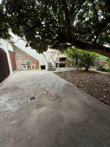 Casa En Venta En Ramos Mejia Sur 3 Ambientes Con Enorme Patio Mas Local Al Frente